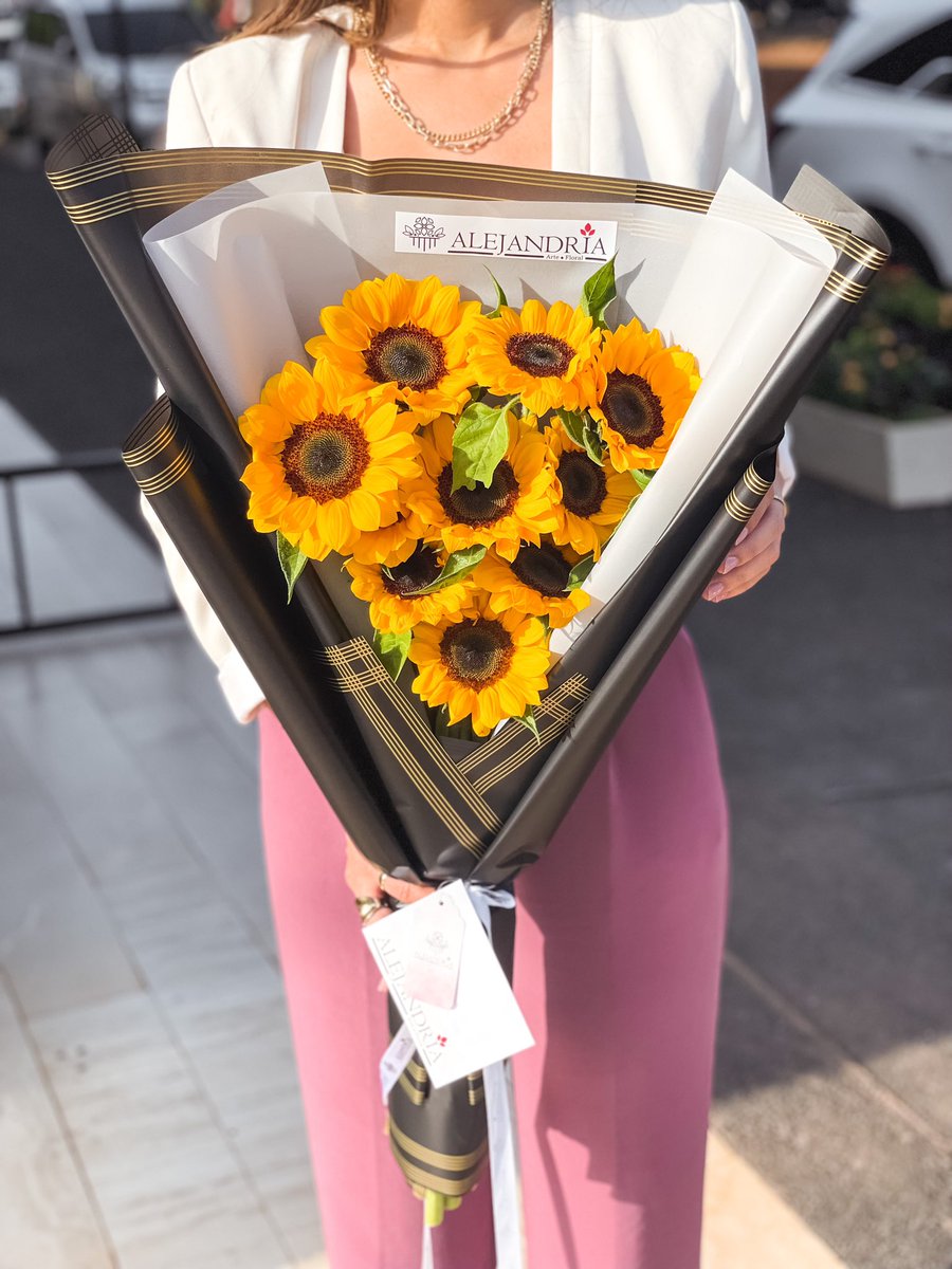 AlejandriaArte's tweet photo. Donde está el team girasoles? 😍🌻 hagan lo suyo 😏 https://t.co/QJ1RbcePpd