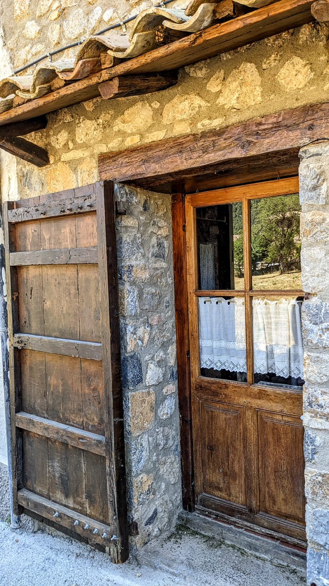 A Tuixent (#AltUrgell, 80 habitants) es lloga una casa com a 1a residència, preferiblement a una família amb infants. 

El poble disposa d'escola d'infantil i primària, llar d'infants, consultori mèdic, botiga, bars i transport a la demanda. També hi ha fibra òptica. 

⬇️⬇️