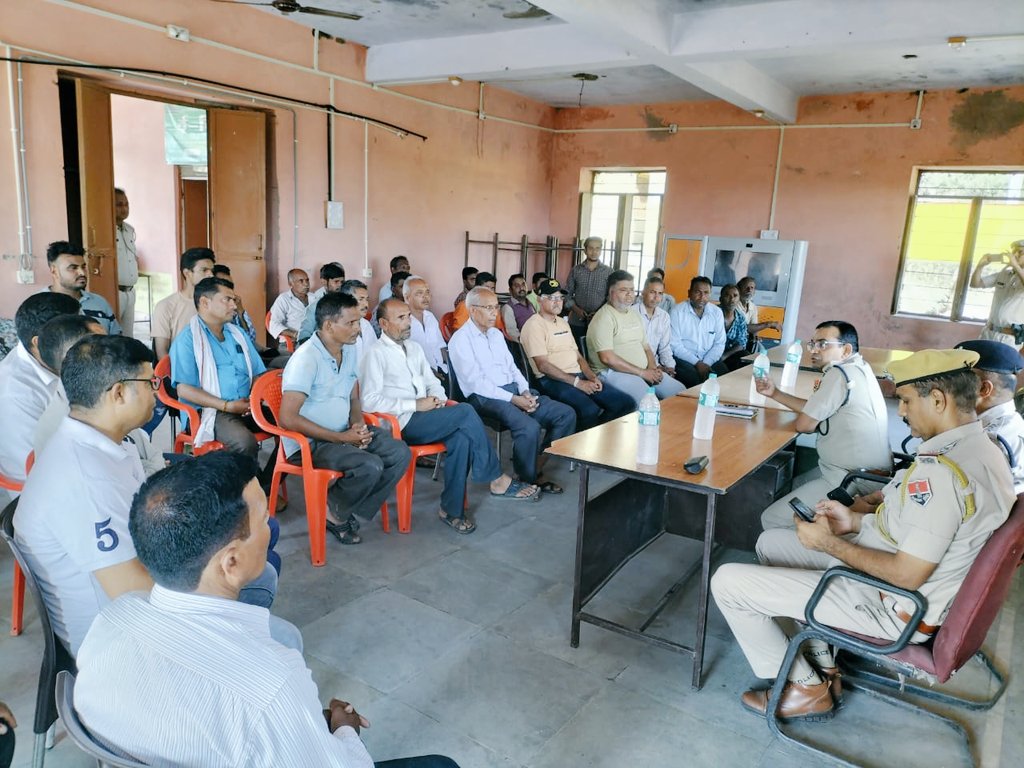 RajsamandPolice's tweet photo. #राजसमन्द 
अति. पुलिस अधीक्षक श्री शिव लाल बैरवा, भीम एसडीएम, वृत्ताधिकारी, थानाधिकारी द्वारा बली जस्सा खेड़ा, बरार, कालादेह एवं कुकरखेड़ा में CLG, शांति समिति एवं मौतबीर व्यक्तियों की बैठक ली, जिसमें, भ्रामक खबरों/अफवाहों पर ध्यान नहीं देने एवं आपसी सौहार्द बनाए रखने की अपील की। https://t.co/6GnziWJvuz