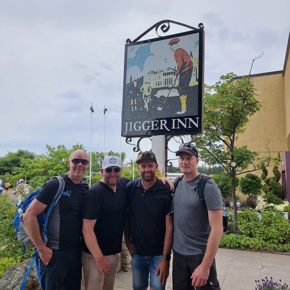 Out of the traps late doors opening the shoulders <a href="/TheOpen/">The Open</a> #ComeOnTiger #PinkCapNiceTouch #StAndrrws