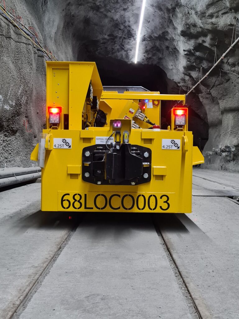 im_mining's tweet image. .@ClaytonEquipltd #locos are the first #BEVs operating at @Glencore's #OnapingDepth #nickel-#copper mine &amp;amp; are some of the most powerful ever delivered plus have full #WiFi, peer to peer comms, the latest Li-ion batteries &amp;amp; a customised #safetylogic system bit.ly/3nRJZgY