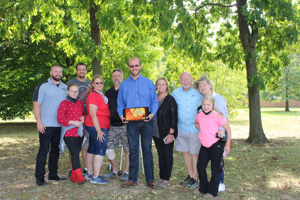 Do you know someone who does an outstanding job of supporting a person or people with developmental disabilities? Submit a Golden Leaf Award nomination today! clarkdd.org/golden-leaf-aw…  #together