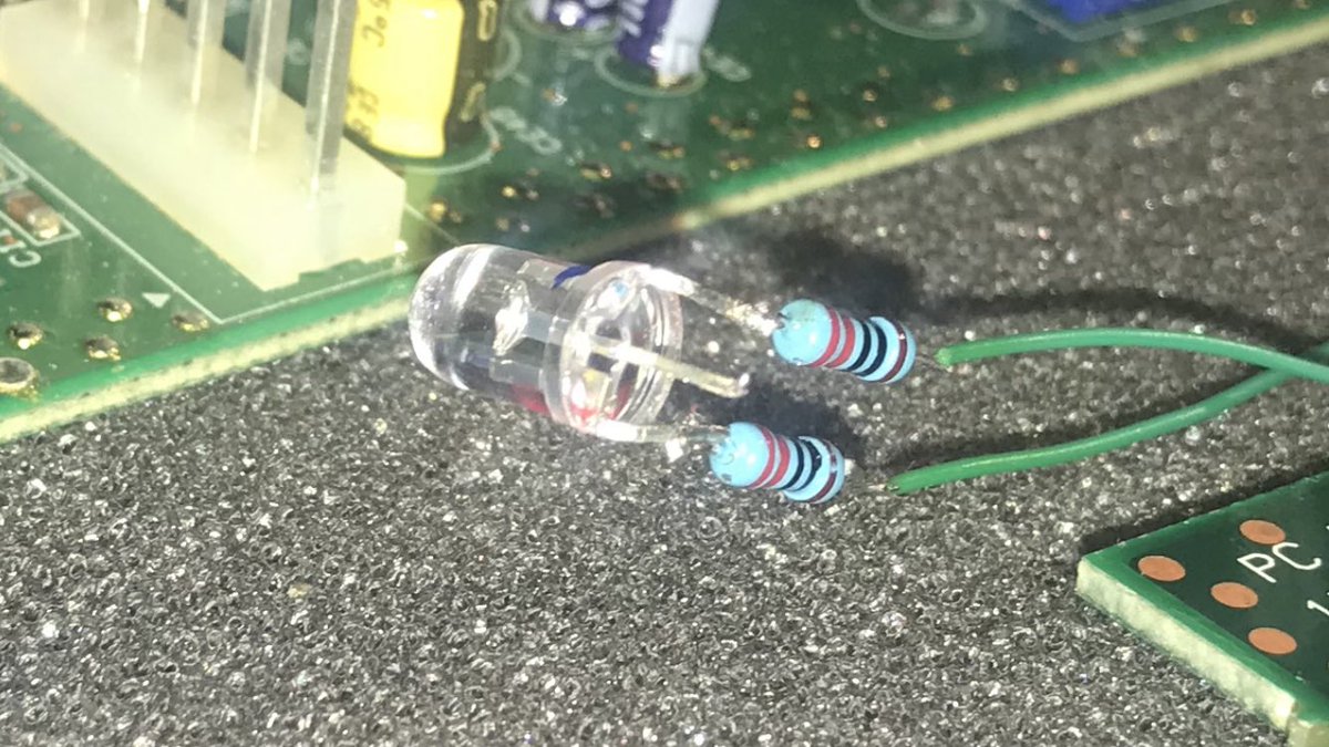 1Jour1JeuRetro's tweet image. Je viens de terminer le #Switchless de ma #Sega #Saturn PAL.

Elle maintenant dézonée et accepte les jeux Pal/US/Jap et peut basculer en 50/60Hz, tout ça avec le bouton Reset 👍

Flash PIC 16F630 + Coupure pistes + Soudures + Led.

Plus qu’à me trouver des jeux US/Jap 😅