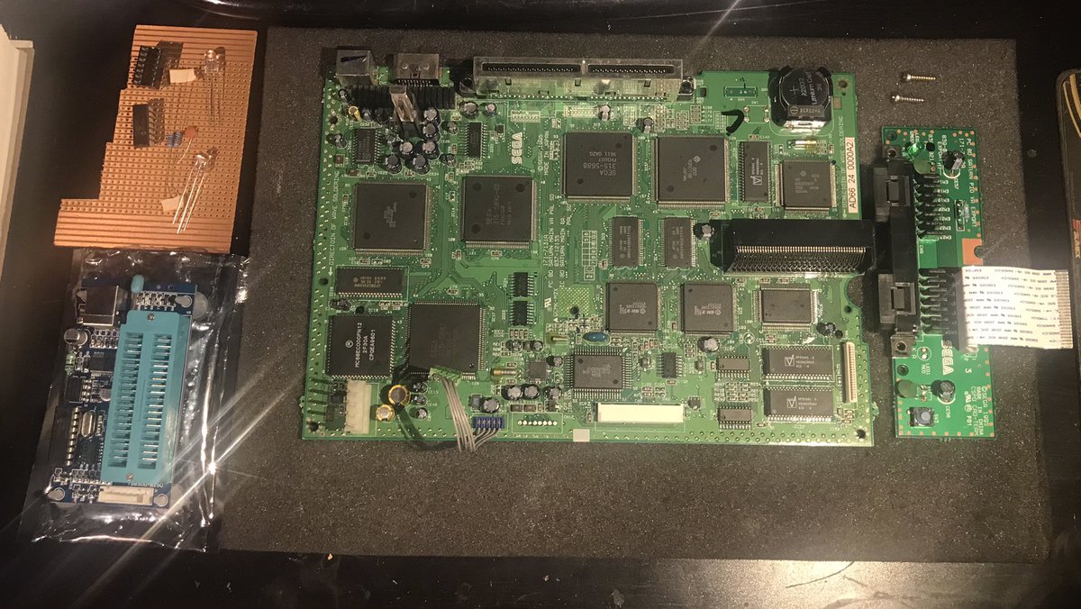 1Jour1JeuRetro's tweet image. Je viens de terminer le #Switchless de ma #Sega #Saturn PAL.

Elle maintenant dézonée et accepte les jeux Pal/US/Jap et peut basculer en 50/60Hz, tout ça avec le bouton Reset 👍

Flash PIC 16F630 + Coupure pistes + Soudures + Led.

Plus qu’à me trouver des jeux US/Jap 😅