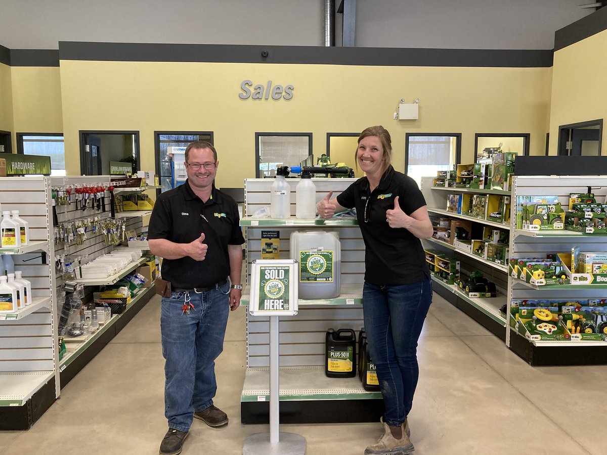 apasztor82's tweet photo. Awesome to meet @Tweeterbum87 and @SteveSwoods this morning in real life at @GreenTractorsJD Kingston, great people folks!!! …… also don’t worry more Andyclean soap is on the way!!! Lol 👍✅ https://t.co/wihLYqPaA1