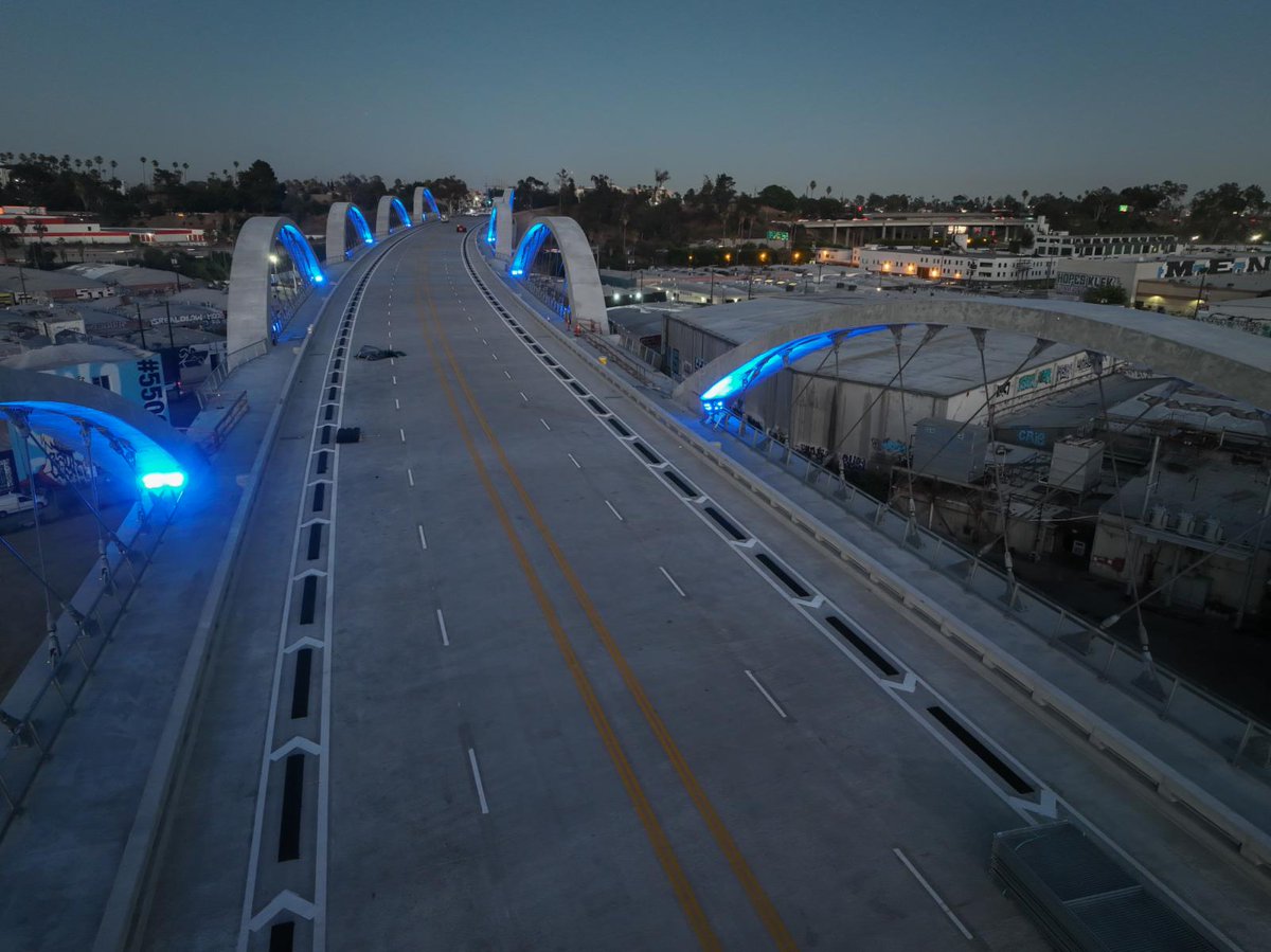 UrbanizeLA's tweet photo. After six years of construction, the $588-million Sixth Street Viaduct II is open between DTLA and Boyle Heights its debut https://t.co/uGKZVLGAYy https://t.co/4QHk6cLOyX