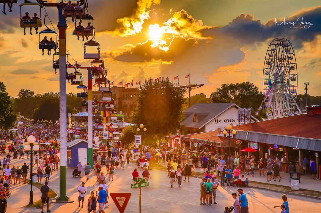 Here's your one-month countdown to two of Iowa's premier events - the Iowa State Fair and the MLB at the Field of Dreams game. 🎡⚾