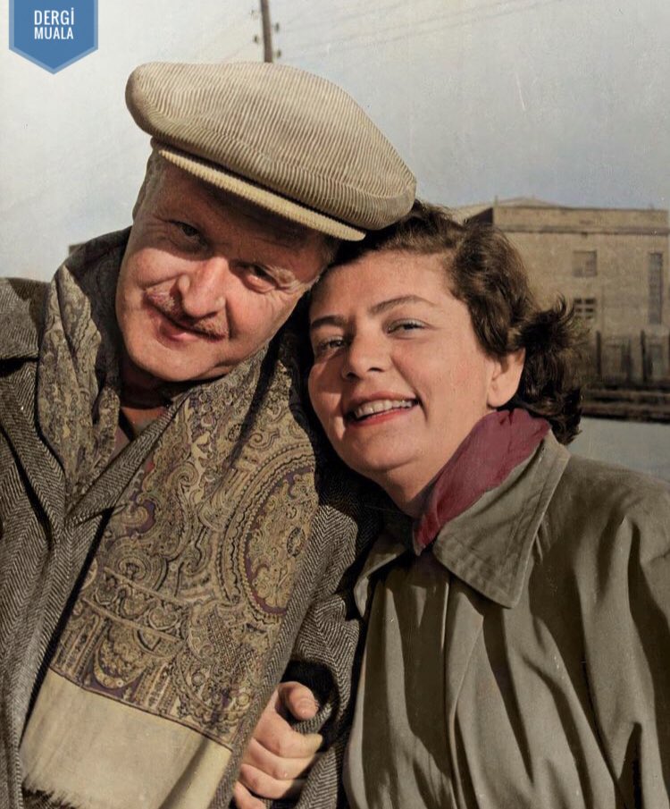 📘 - 1950 yılındaki foto sosyalist oldukları için Samsun’dan yurtdışına çıkmak zorunda kalan Anjel Açıkgöz’ün arşivinden çıktı. Aynı kaderi paylaşan Nazım Hikmet ile bir dönem leipzig'de yolları kesişmiş ve sıkı dost olmuşlar. 

➖ #Kaynak: Anjel Açıkgöz: Suyun Şavkı