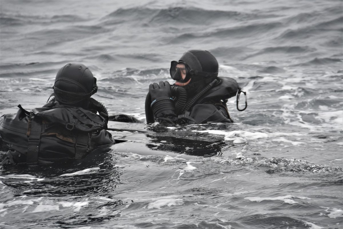 MarineNationale's tweet image. Pour agir en toutes circonstances, nos capacités sont régulièrement éprouvées dans les milieux les plus exigeants. Le BSAM Seine et un détachement de plongeurs se sont ainsi entraînés récemment aux interventions en eau froide à Saint-Pierre-et-Miquelon ! ⚓️ #MarineDeCombat