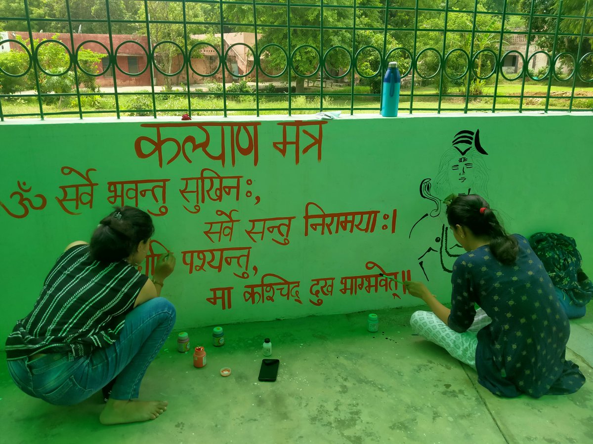 Karishma0311's tweet photo. ABVP के स्थापना दिवस के उपलक्ष्य में खानपुर इकाई द्वारा वॉल पेंटिंग कार्यक्रम का आयोजन किया।इस मौके पर मुख्य अतिथि विश्वविद्यालय कुलपति प्रो. सुदेश जी और रजिस्ट्रार डॉ.नीलम मालिक जी ने प्रतिभागियों को उत्साह वर्धन किया ।
#abvpvoice
#abvpharyana
#abvpbpsmv https://t.co/tlIdISn2BY