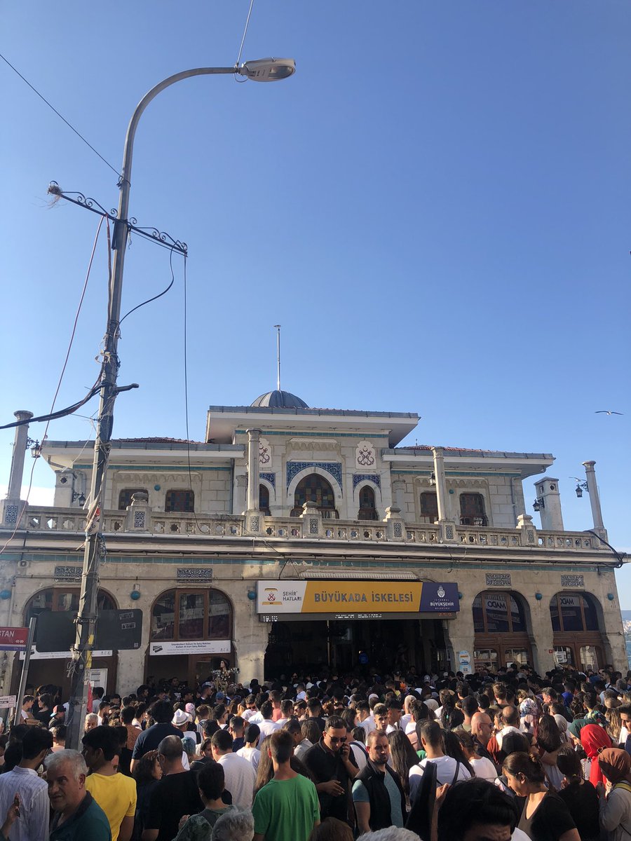 Büyükada bu eziyeti hak etmiyor!
Düşüncesizce ‘bedava’ yapılan ada vapuru biletleriyle kapasitesinin üzerinde adayı doldurmak mıdır İstanbul ve Prens adaları sevgimiz?
Neden bu yanlıştan vazgeçemiyoruz? <a href="/adalarbld/">Adalar Belediyesi</a> <a href="/adalarsavunmasi/">Adalar Savunması</a> <a href="/istanbulbld/">İstanbul Büyükşehir Belediyesi</a> <a href="/ekrem_imamoglu/">Ekrem İmamoğlu</a>