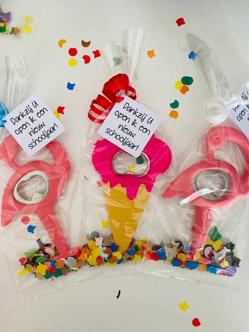 xBiancaa26's tweet photo. • Juffen en meester cadeautjes •
➡️ https://t.co/P99hO8hvcN https://t.co/YeJ4fD4hO9