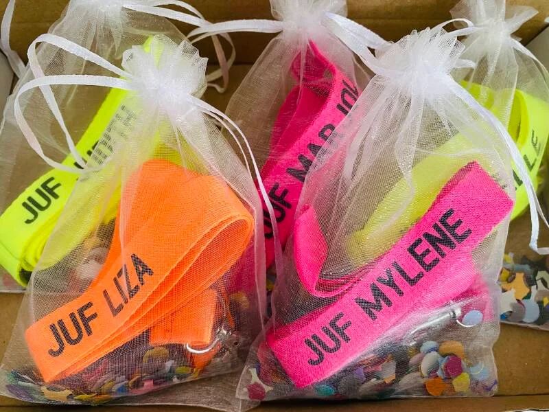 xBiancaa26's tweet photo. • Juffen en meester cadeautjes •
➡️ https://t.co/P99hO8hvcN https://t.co/YeJ4fD4hO9
