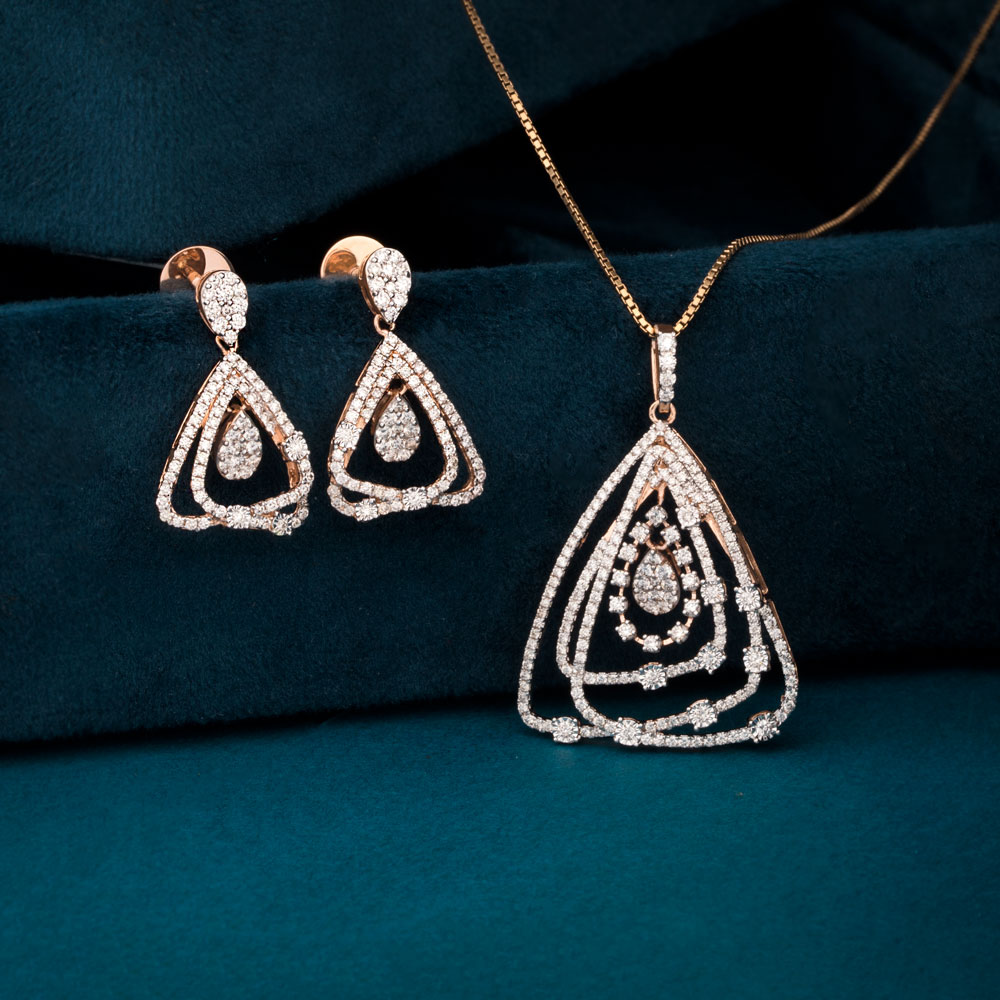 DiamondMela's tweet photo. The subtle shine is the most attractive! 
SKU #DM005PESE42883
#DM005PDSP42882
#diamondjewellery #pendantsets #diamondpendant #traingledesigns #rosegoldpendantset #sparkle #traditonalwear #trendingjewellery #elegantdesigns
#readytoship #morethan30000products #igicertified https://t.co/TvhAcUuXqP