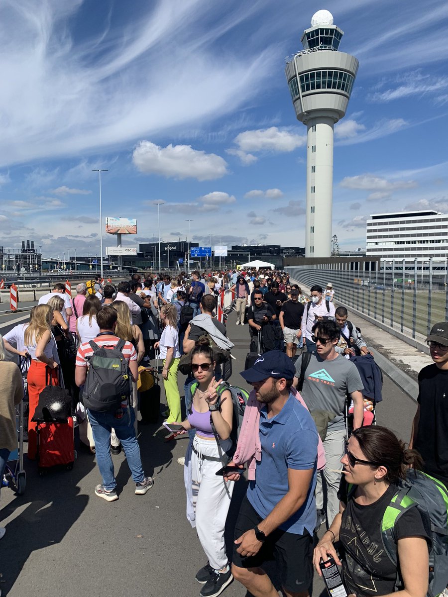 #amsterdam #airportschiphol cues brutals pel pas de seguretat. Hem@començat la cua a les 4 de la tarda i ja portem 2 hores i encara ens falta uns 30’.  Una vergonya de previsio del gobern.