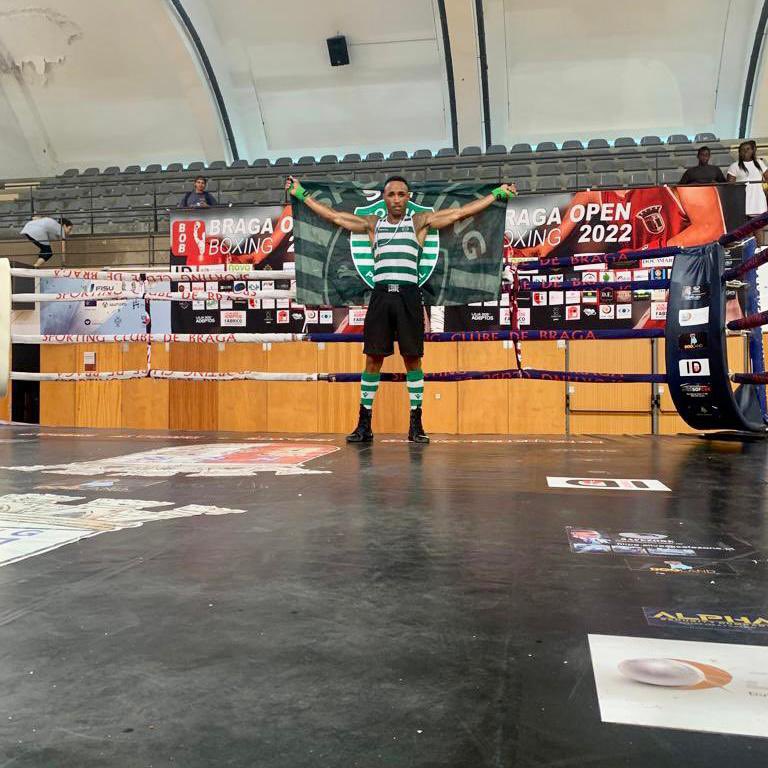SCPModalidades's tweet image. Ayrton Luz venceu a categoria de 63,5kg em Elite e foi nomeado melhor atleta do torneio nessa divisão 🥇🥊

Parabéns, Leão 🦁
#BoxeSCP