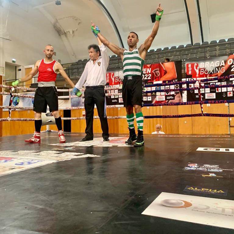 SCPModalidades's tweet image. Ayrton Luz venceu a categoria de 63,5kg em Elite e foi nomeado melhor atleta do torneio nessa divisão 🥇🥊

Parabéns, Leão 🦁
#BoxeSCP