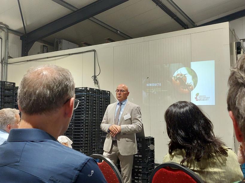 TreeportZundert's tweet photo. Vandaag zijn we te gast bij De Kruidenaer in Etten-Leur, waar Greentechport Brabant de stand van zaken en haar plannen toelicht. #kennissamenvoegen #samenwerken #Treeport https://t.co/ubvYRo7Z6F