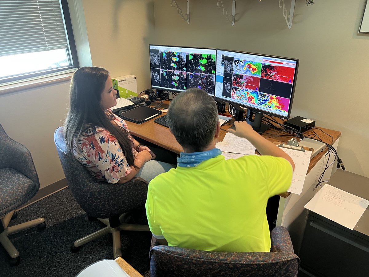 mammatusman's tweet photo. ⁦@NWSLouisville⁩ Science Officer Ryan Sharp training Pathways student Samanatha on a severe weather event on the Weather Simulator. #kywx #thefuture #successionplanning #svrwx #training #radar #storms #88D #mesoanalysis #inwx #data https://t.co/xAQaWnSGyA