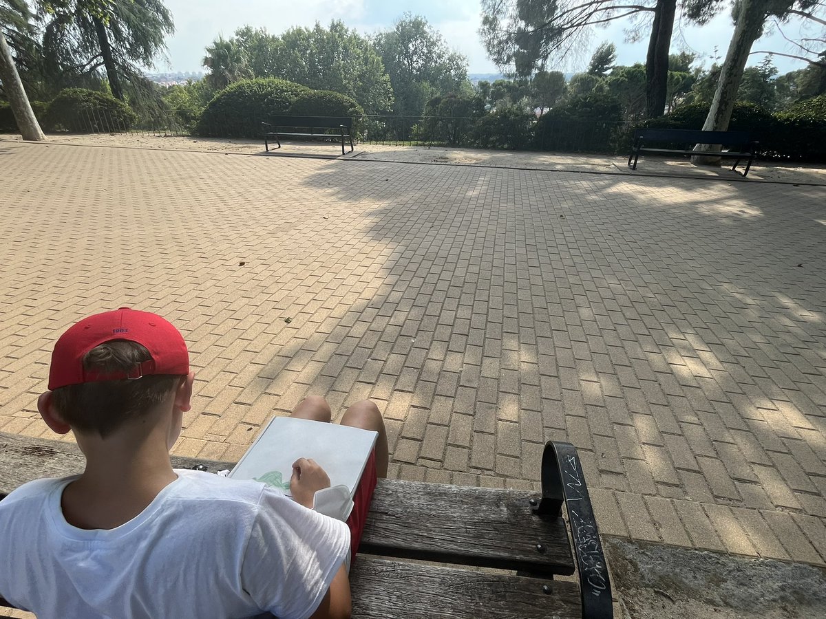 Bavario42's tweet photo. Der Sohn hat sich in #Madrid auf eine Bank gesetzt nahe beim #TempledeDebod um die Aussicht zu malen. 
Ich weiß grad gar nicht, wohin mit all meinem stolz und der Liebe! ❤️😍 #ProudDaddy https://t.co/SbXrK1fr0Z