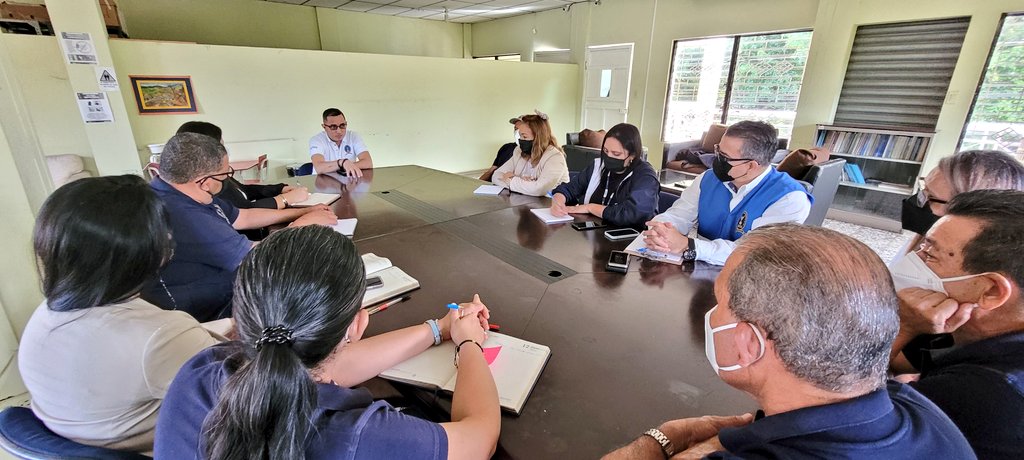 PDDHElSalvador's tweet photo. #ProcuradorDDHH, #AdjuntoSeguridad y Secretaria Técnica del Despacho visitan personal de @SonsonatePddh a efecto de trasladar instrucción sobre el trabajo objetivo, responsable y transparente con el cual se debe realizar la prestación de servicios a la población que lo solicita. https://t.co/0FaffHoIU1