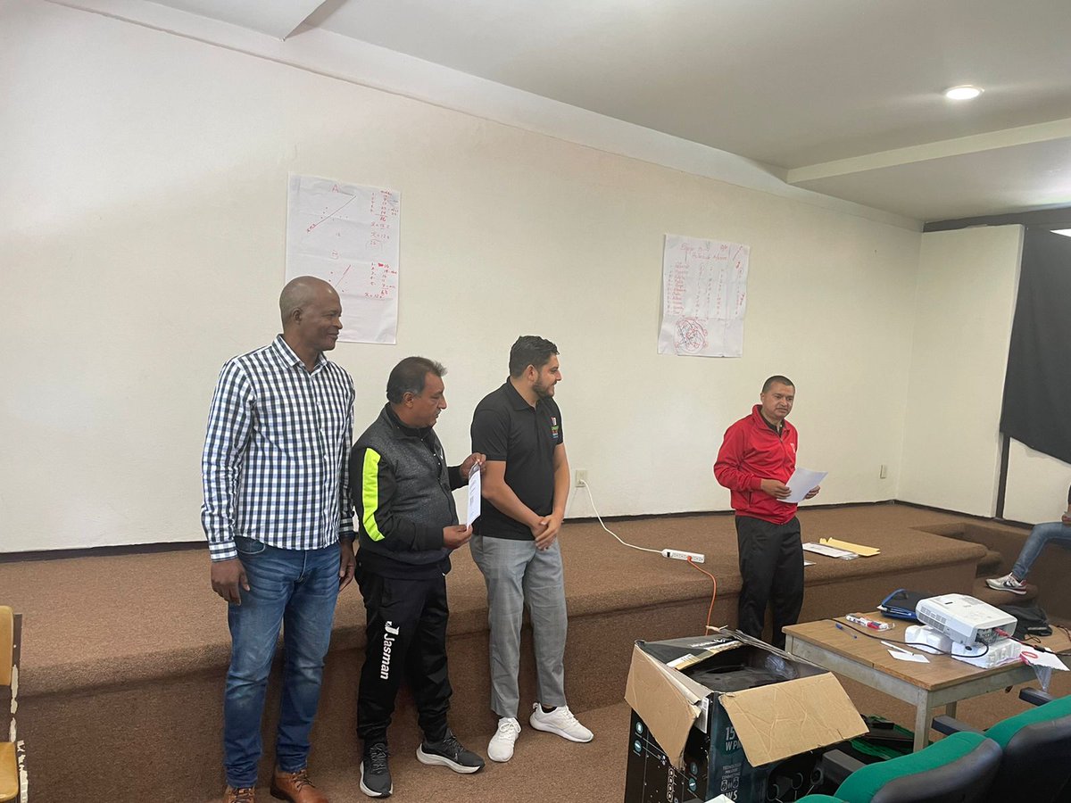 IDEM_Edomex's tweet photo. Entrenadores y entrenadoras quedaron satisfechos luego del Taller de Boxeo, en el Congreso del Deporte #Edoméx “De la Cultura Física la alto Rendimiento”, con el ánimo de replicar lo aprendido con sus pupilos en sus respectivos gimnasios. https://t.co/6y3cnftyH7