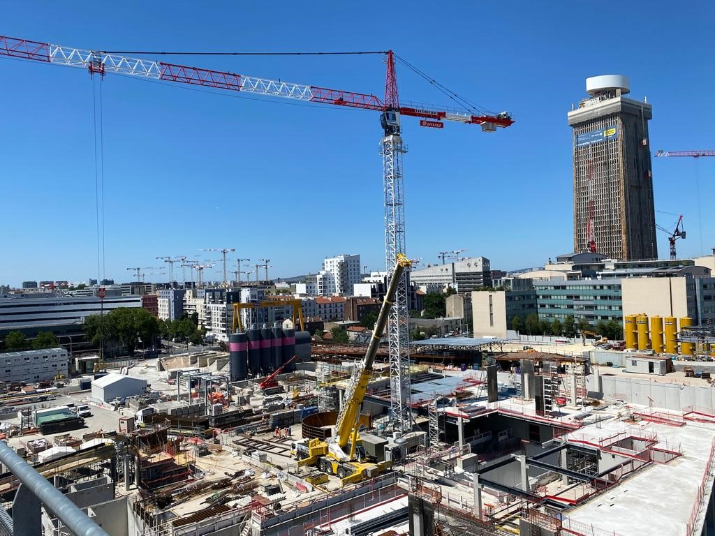 Alstom's tweet photo. @UITPnews Participants also experienced our #VR room, the driving simulator, our #3Dprinters &amp; saw first hand how #innovation can be leveraged for enhanced environmental performance through #ecodesign. We concluded with @GdParisExpress's impressive Saint-Denis Pleyel construction site ! https://t.co/Leeu6tqKL4