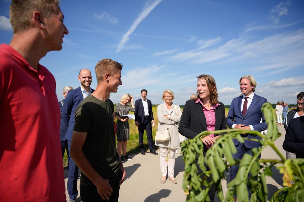 Vandaag bracht minister Hanke Bruins Slot een bezoek aan de Regio Deal Zuid-Hollandse Delta. De regio liet aan haar zien dat door samen te werken er grote stappen worden gezet op het gebied van Onderwijs en Arbeidsmarkt, Duurzaamheid, Landschap en Toerisme en Agrifood.