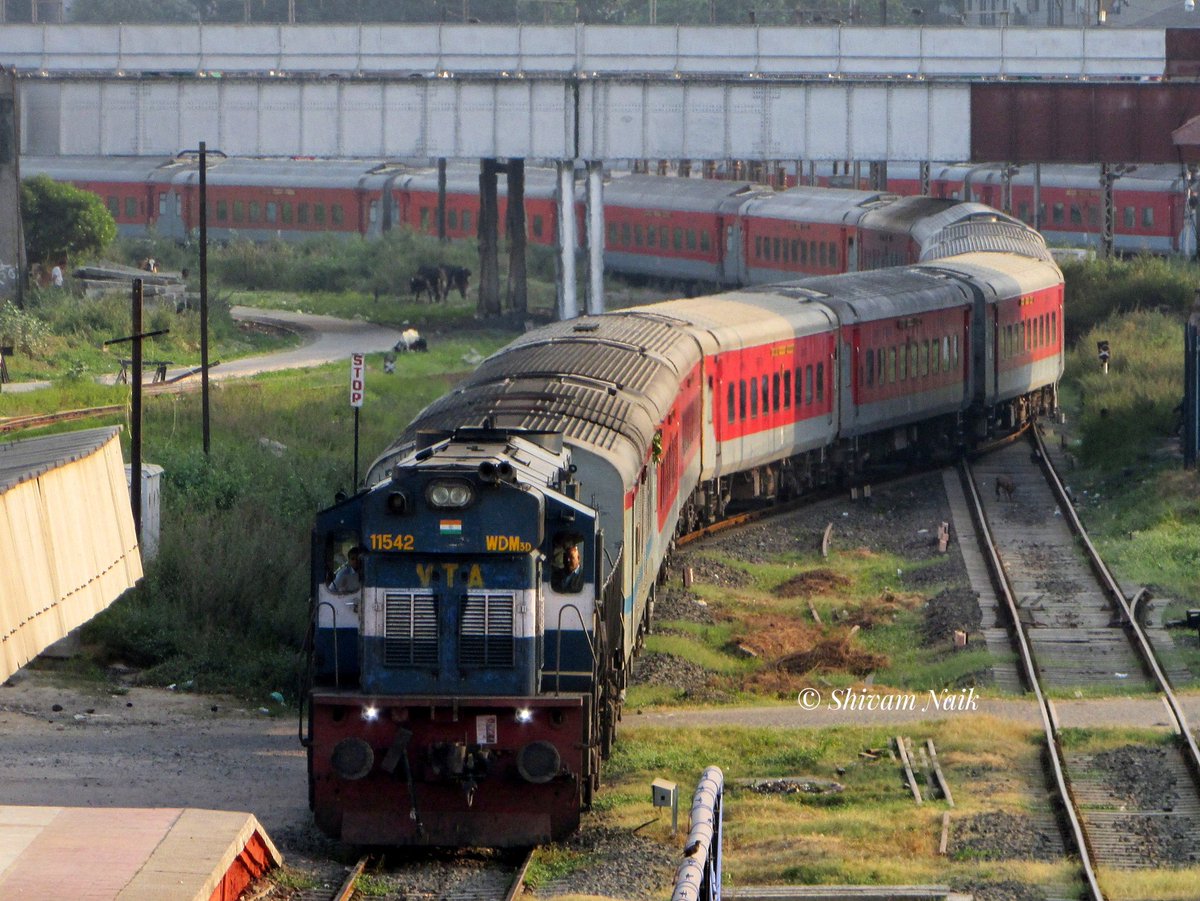 The Swarna Jayanti Rajdhani Express curves into Ahmedabad with its regular link VTA WDM3D.
April 2017.