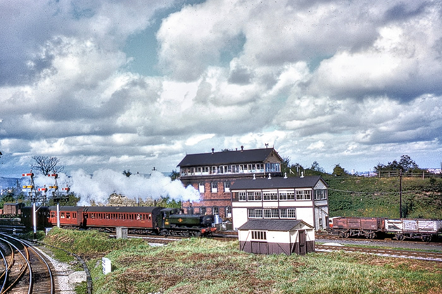 Photographs of #Penarth Dock Station and Cogan Junction (including the TVR signalbox) mostly featuring GWR Pannier Tank 6438 in 1960.

Some background to the locations featured including station opening date etc.

📷 John Witshire

#RailwayHistory #Wales

penarth-dock.org.uk/09_04_080_04.h…