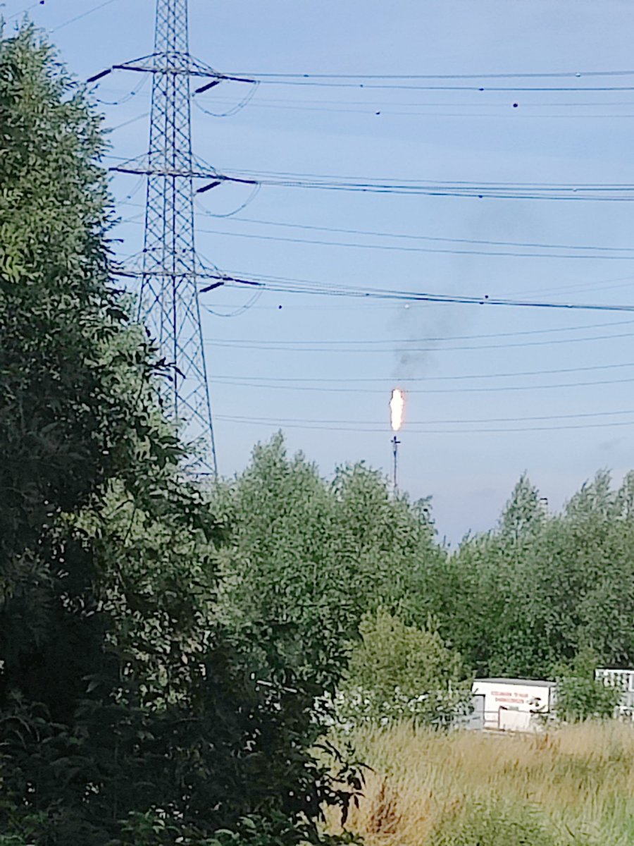 In de omgeving van de #Waaslandhaven is een affakkeling bezig. In de <a href="/gemeenteBeveren/">Gemeente Beveren</a> kan je een grote #vlam en #rookontwikkeling zien. Dit gaat over een gecontroleerde actie van een bedrijf. We zijn hiervan op de hoogte.