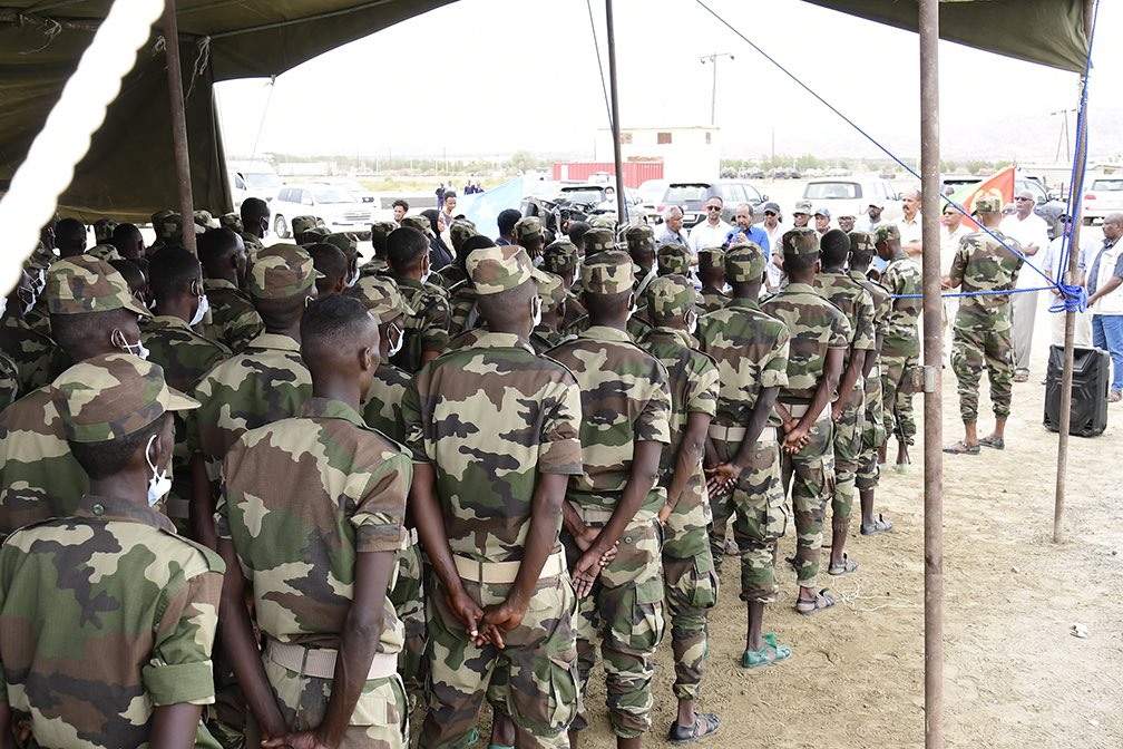 HarunMaruf's tweet photo. BREAKING: Somali president @HassanSMohamud meets second batch of Somali soldiers in Eritrea who have taken specialised training including marine forces and mechanics. (Photos by @hawelti) https://t.co/8dad2tKFzX