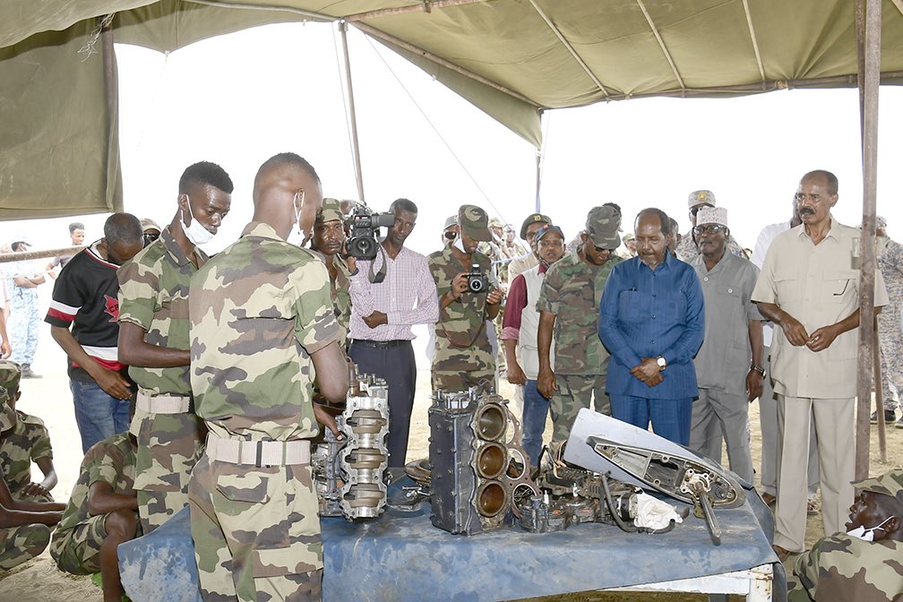 HarunMaruf's tweet photo. BREAKING: Somali president @HassanSMohamud meets second batch of Somali soldiers in Eritrea who have taken specialised training including marine forces and mechanics. (Photos by @hawelti) https://t.co/8dad2tKFzX