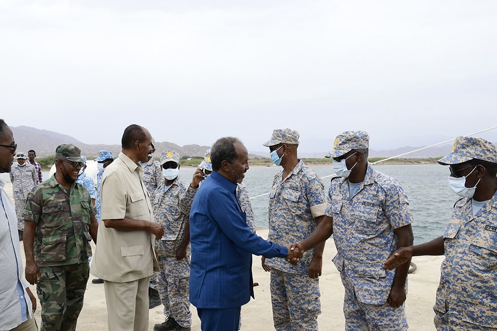 HarunMaruf's tweet photo. BREAKING: Somali president @HassanSMohamud meets second batch of Somali soldiers in Eritrea who have taken specialised training including marine forces and mechanics. (Photos by @hawelti) https://t.co/8dad2tKFzX