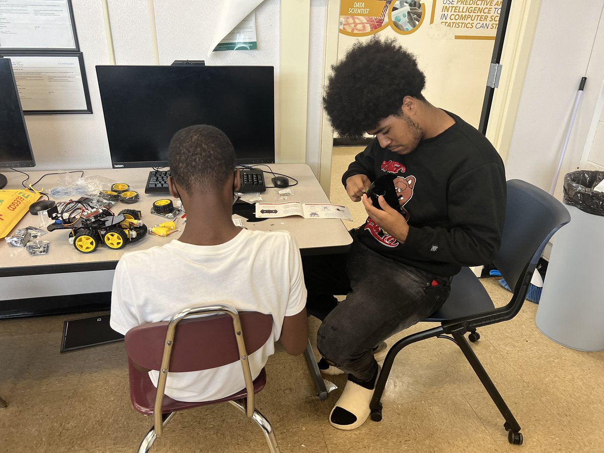 One of our young Men of Color in Education mentees stopped in to offer some expertise in STEM! @MClarkEagles @devoent1st @trpresdrj @MOCEducation