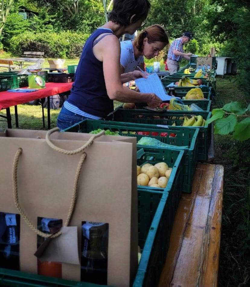 _janey_j's tweet photo. 🇳🇱 Meanwhile in the Netherlands people have just started their own biological food coop bypassing the supermarkets and buying directly from the farms. 🔥 https://t.co/ok0AUbQTfi