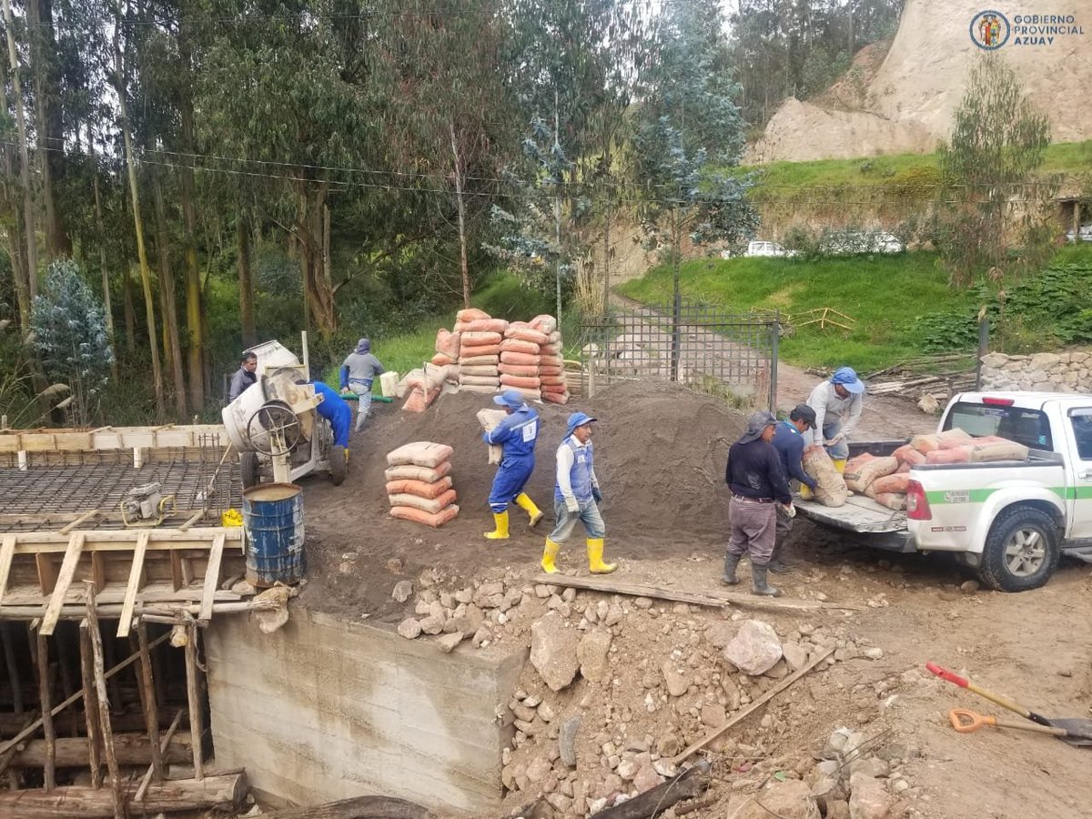 ¡Conectamos a las comunidades del Azuay!

Mancomunadamente con <a href="/TarquiGAD/">Gobierno Parroquial de Tarqui - Azuay</a> construimos el puente sobre el río Chapar; se ejecuta la fundición de la losa🚧👷👷‍♀️

✔️Contamos con el 95% de avance de obra, con una inversión de $47.789 dólares.

#AzuayEresVialidad