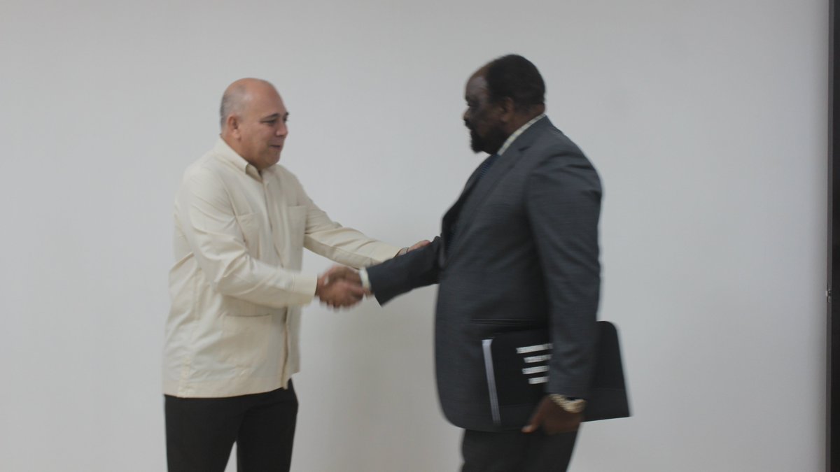 DrRobertoMOjeda's tweet photo. Sostuve encuentro con Simbarashe Mumbengegwi, miembro del Buró Político de la Unión Nacional Africana de #Zimbabwe - Frente Patriótico y Enviado Especial del Presidente. Coincidimos en consolidar nuestras históricas relaciones de hermandad y cooperación #Cuba #CubaPorLaPaz https://t.co/co21TXh1Ry
