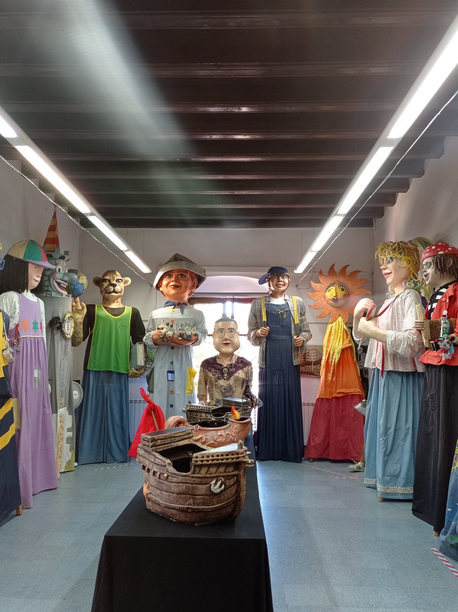 MiquelSolaSuris's tweet photo. La @mostragegants torna a @PeramasEsmandie després de fer-se 2 anys a causa de #COVID19  a les botigues del @MPGranCascAntic . Enhorabona un any més per aquesta organització que ens permet observar i descobrir moltes figures festives de la nostra ciutat. Per molts anys. SOM-HI‼️ https://t.co/F9C8N9Gn6K