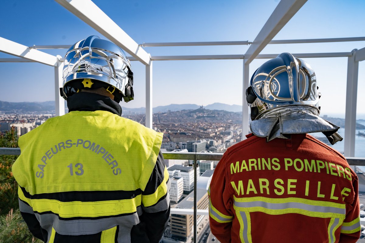 Pompiers_13's tweet photo. [🔴#Opérations]

18 #Pompiers13 sont engagés pour un 🔥 de pinède, au Rove, appuyés par le renfort des @MarinsPompiers et de 2 🚁bombardiers d'eau (19 largages).

L'attaque massive du feu naissant a permis de maîtriser l'#incendie et éviter sa propagation ➡️ 5 000 m2 brûlés. https://t.co/p4OnHW2itx