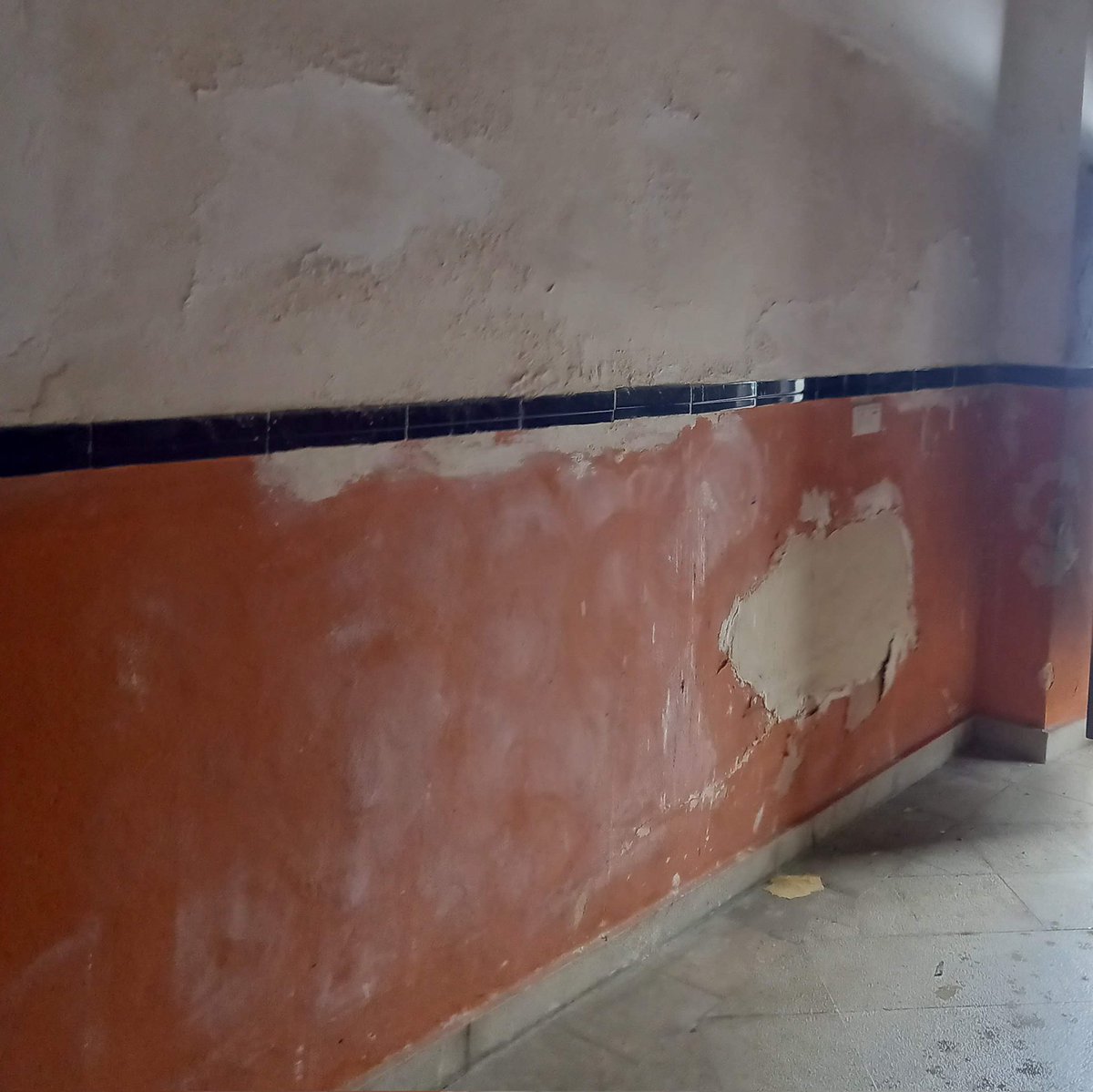 KerakollMiguelC's tweet photo. ¿HAS VISTO ESTAS HUMEDADES EN TUS MUROS?
Es posible que tengas humedades por capilaridad y en este video te explico como puedes eliminarlas de forma definitiva.
https://t.co/cUWZbVEvVP

#arquitecto #arquitectotecnico #aparejador https://t.co/u6L0AmAQXX
