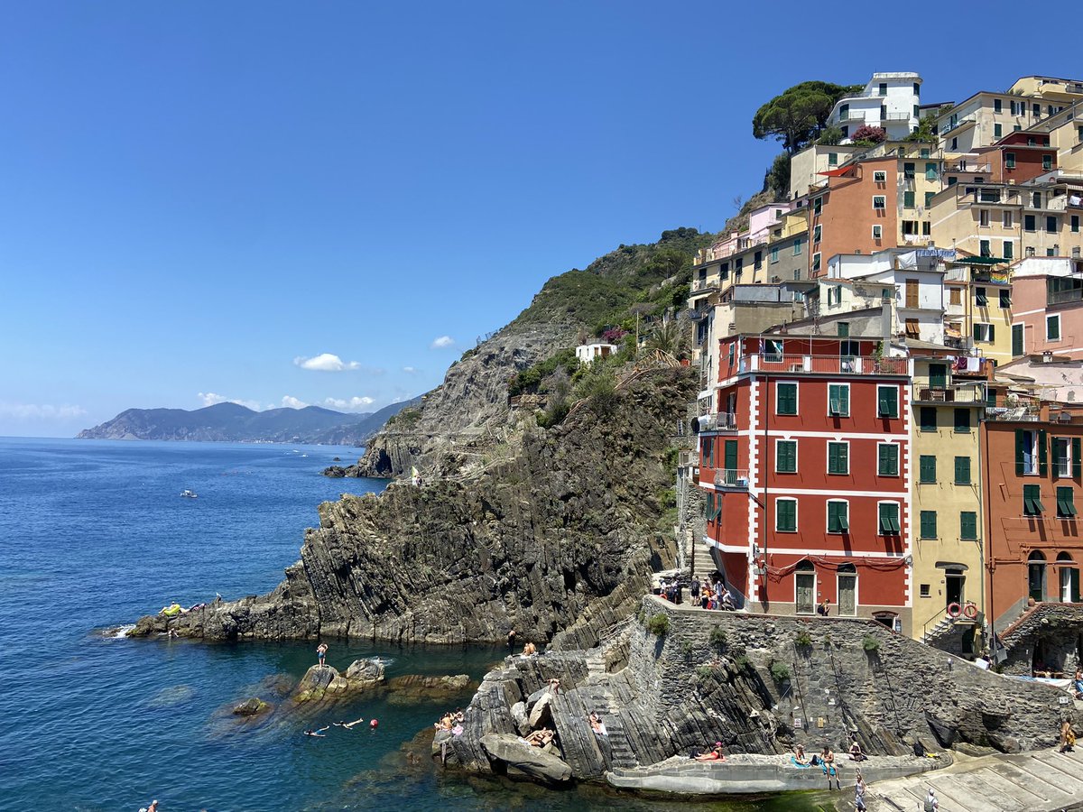 TomMal3's tweet photo. Riomaggiore🇮🇹 Amazing first day travelling along the #CinqueTerre https://t.co/RQEvihlZmm