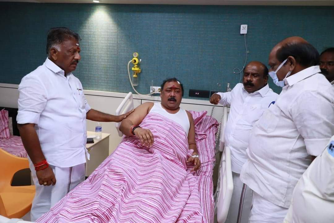 Bvinubalan's tweet photo. இபிஎஸ் ஆதரவாளர்களின் அராஜகத்தால் தாக்கப்பட்டு ஆழ்வார்பேட்டை காவேரி மருத்துவமனையில் சிகிச்சை பெற்று வரும் தனது ஆதரவாளரை கழக ஒருங்கிணைப்பாளர் ஓபிஎஸ் @OfficeOfOPS அவர்கள் மற்றும் கழக துணை ஒருங்கிணைப்பாளர் ஆர்.வைத்திலிங்கம் அவர்கள் நேரில் சந்தித்து நலம் விசாரித்தார்கள். https://t.co/3d5JZnO4mZ