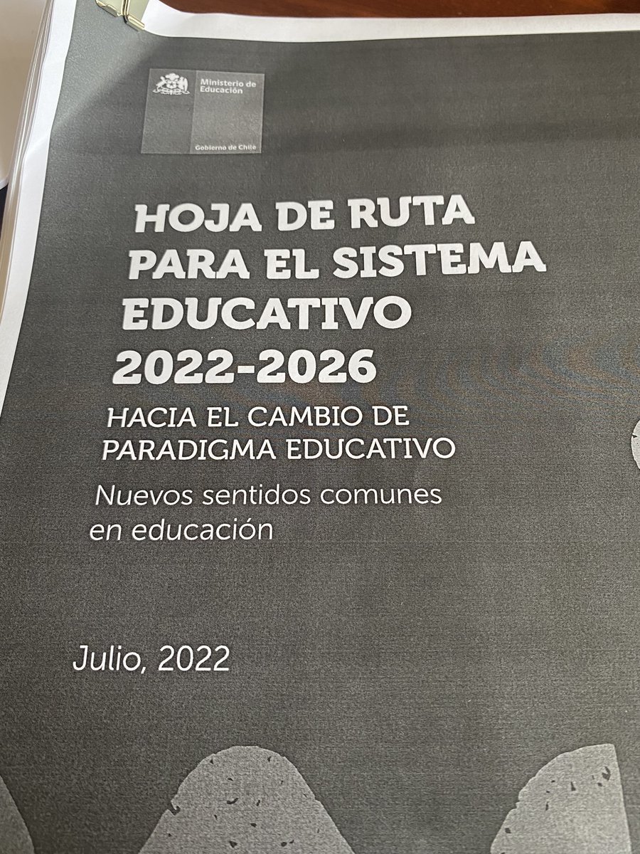 drodriguezmo's tweet photo. El @Mineduc confeccionó un documento curiosísimo, un manifiesto político que busca modificar el "sentido común" sobre el sistema educativo. Es raro que se dedique el tiempo de los gabinetes a este tipo de excentricidades. https://t.co/9vdVm2na57