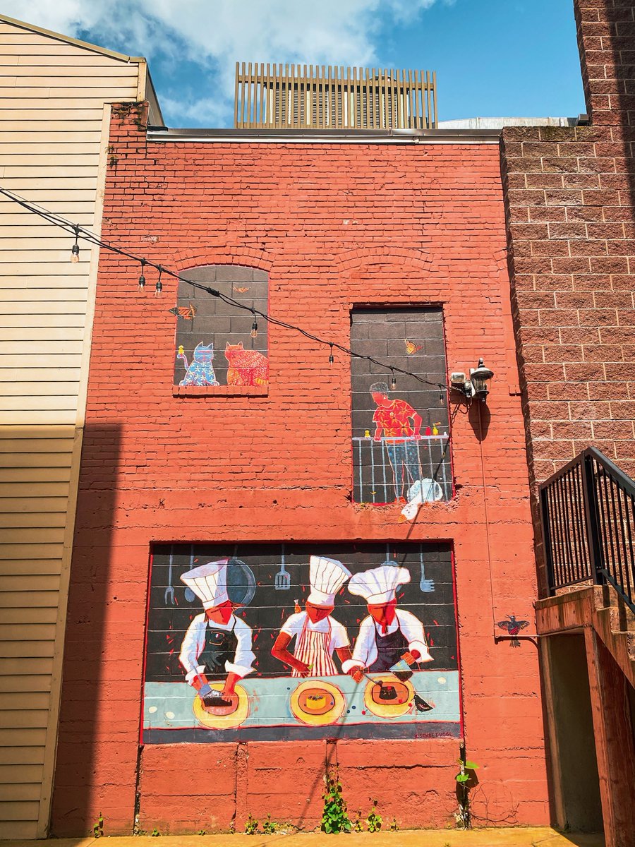 Have you seen this mural in Historic Fairhaven? Located down McKenzie Alley, it was recently painted by local artist Anne Schreivogl
#BellinghamExperience #VisitBellingham