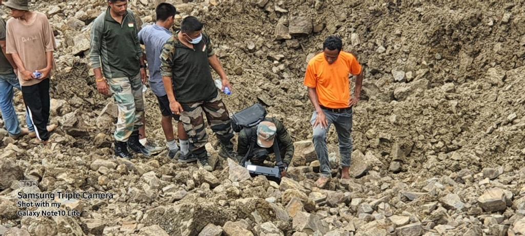 Spearcorps's tweet photo. 10 Rescue columns of @SpearCorps equipped with tech equipment intensified efforts to reach & search inaccessible areas resulting in recovery of three mortal remains of civilians from catastrophic landslide in #Tupul, #Noney District of #Manipur
@adgpi
@easterncomd
@official_dgar https://t.co/7cqb1DI0sg