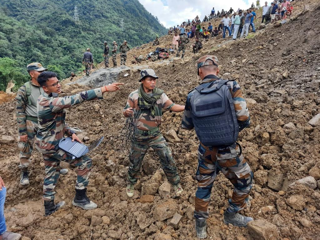 Spearcorps's tweet photo. 10 Rescue columns of @SpearCorps equipped with tech equipment intensified efforts to reach & search inaccessible areas resulting in recovery of three mortal remains of civilians from catastrophic landslide in #Tupul, #Noney District of #Manipur
@adgpi
@easterncomd
@official_dgar https://t.co/7cqb1DI0sg