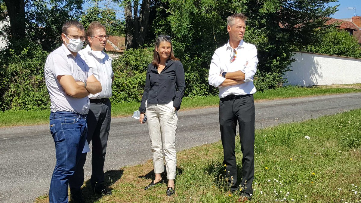 Prefet03's tweet photo. #Transports
Déplacement sur site de Valérie Hatsch, @Prefet03, pour mieux comprendre les enjeux et perspectives du contournement de #Bessay & contournement NO de #Vichy, accompagnée par C. Merlin, chef de service mobilités, aménagement et paysages à la #DREAL et ses équipes. https://t.co/wv1QcQIj9c