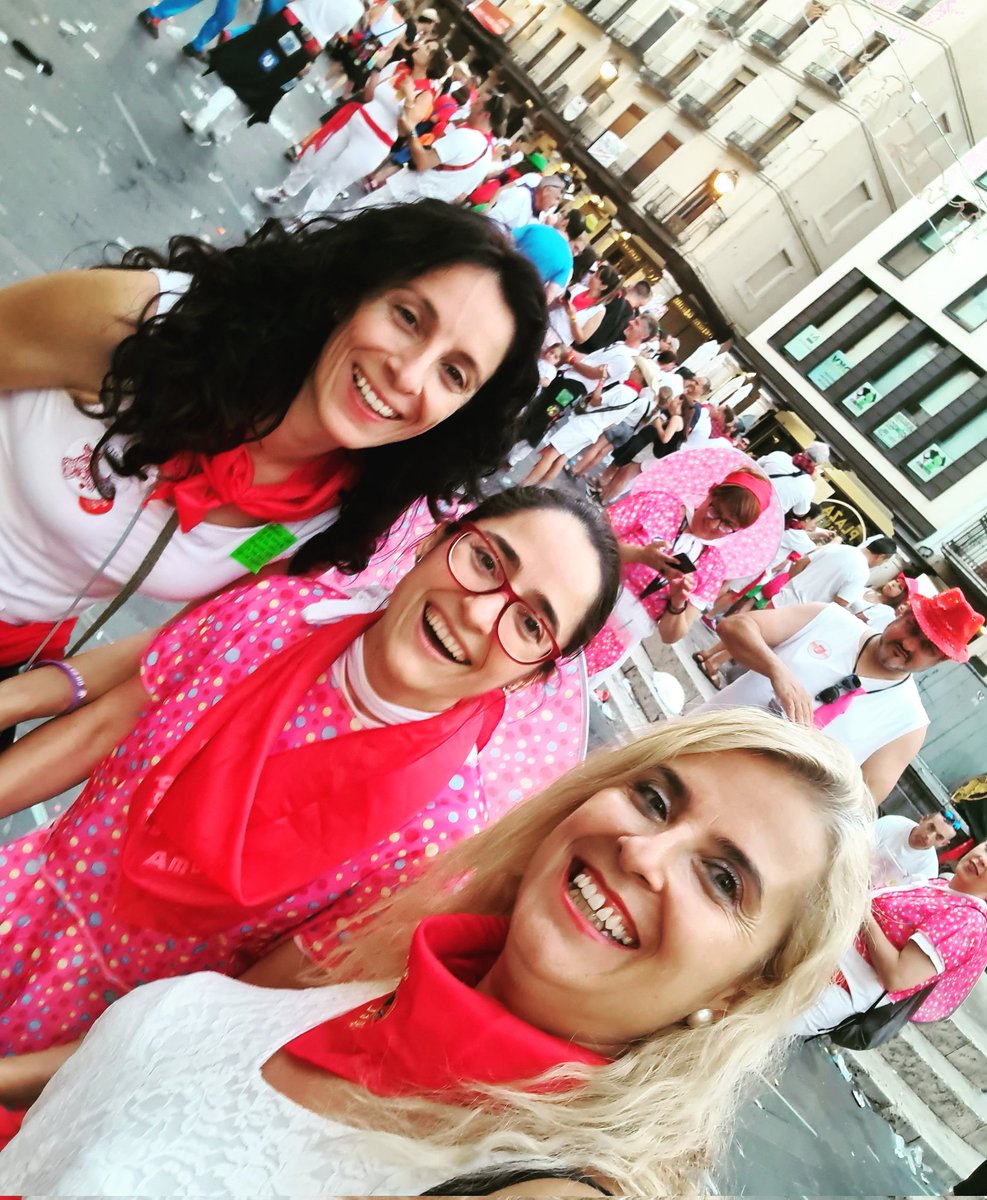 dcalomarde's tweet photo. Disfrutando de nuestras #vaquillas2022
con mis queridas Nuria y Ana !!  #vaquillaresponsable #vaquillasaludable
#soyrespeto #soysalud #soyvaquillero
#vivalasvaquillas🐃 #AmigosdeTeruel #fiestas https://t.co/S52euNU9ls