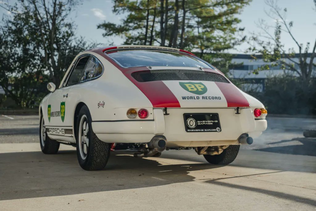 This fully restored 1967 #Porsche 911 R Tribute is a homage to the lightest, purest and most valuable 911 of all time. #PorscheMarketplace ▶️ porschemarketplace.net/vehicles/1967-…